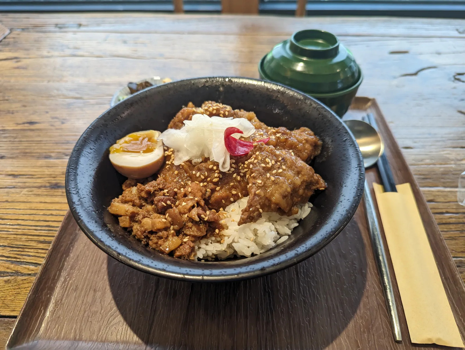 豬排飯（有點忘記確切名稱），不過應該點別的，因為下一餐是排骨便當