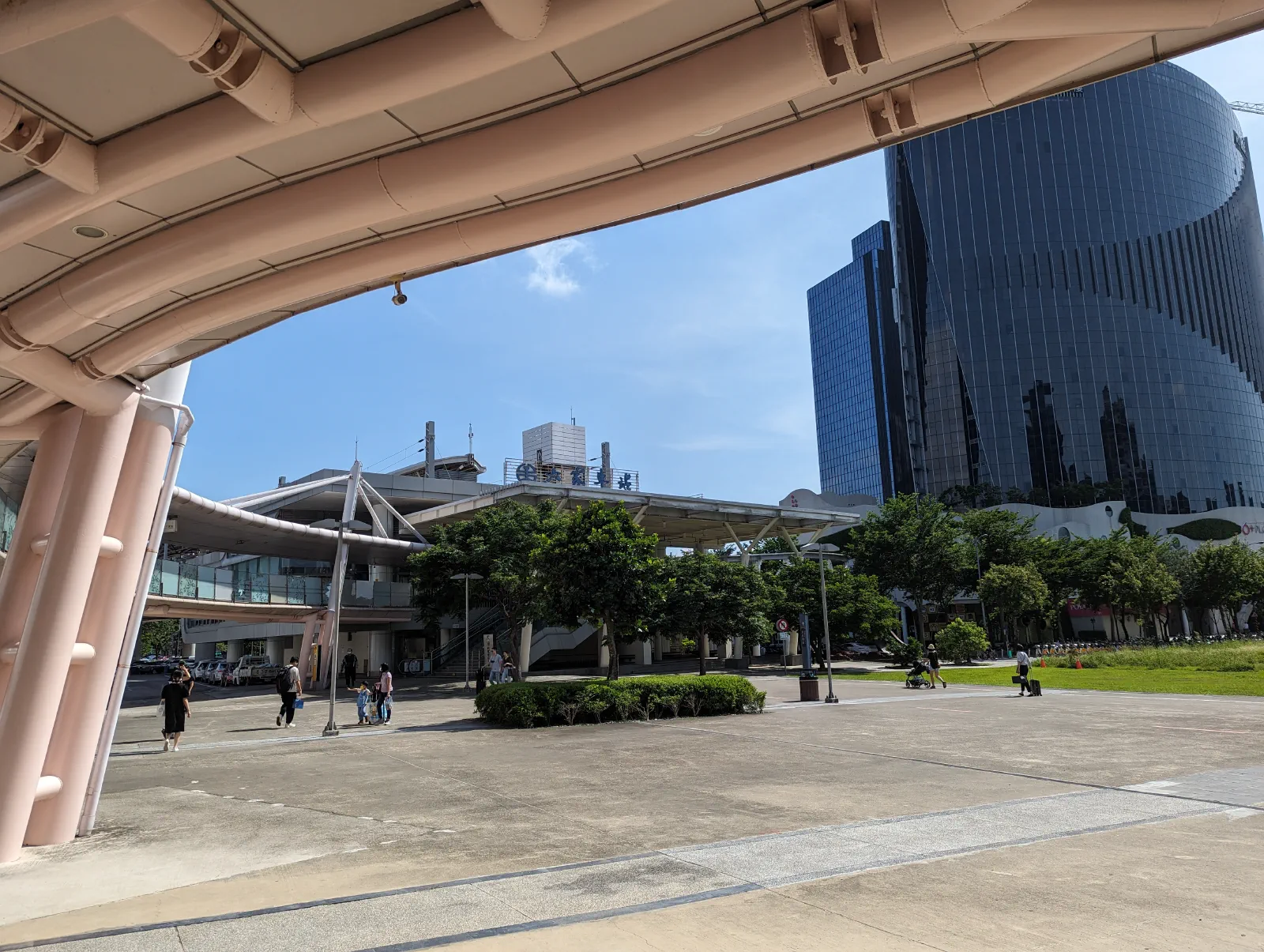 台鐵六家站與高鐵新竹站的轉乘天橋