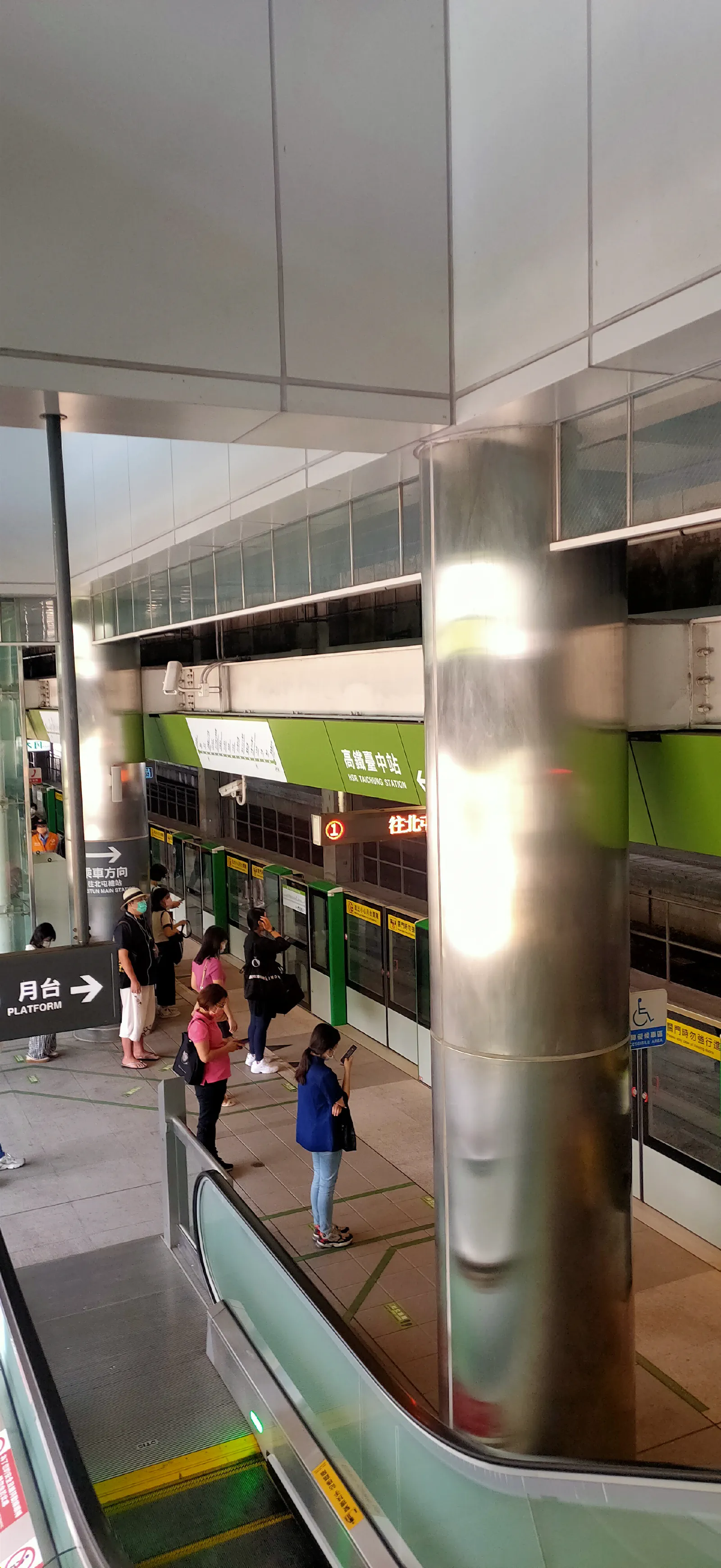 臺中捷運高鐵台中站,是目前全線唯一的島式月台跟唯二的平面車站,發車方式是像文湖線,清車之後開到車站後端再折返