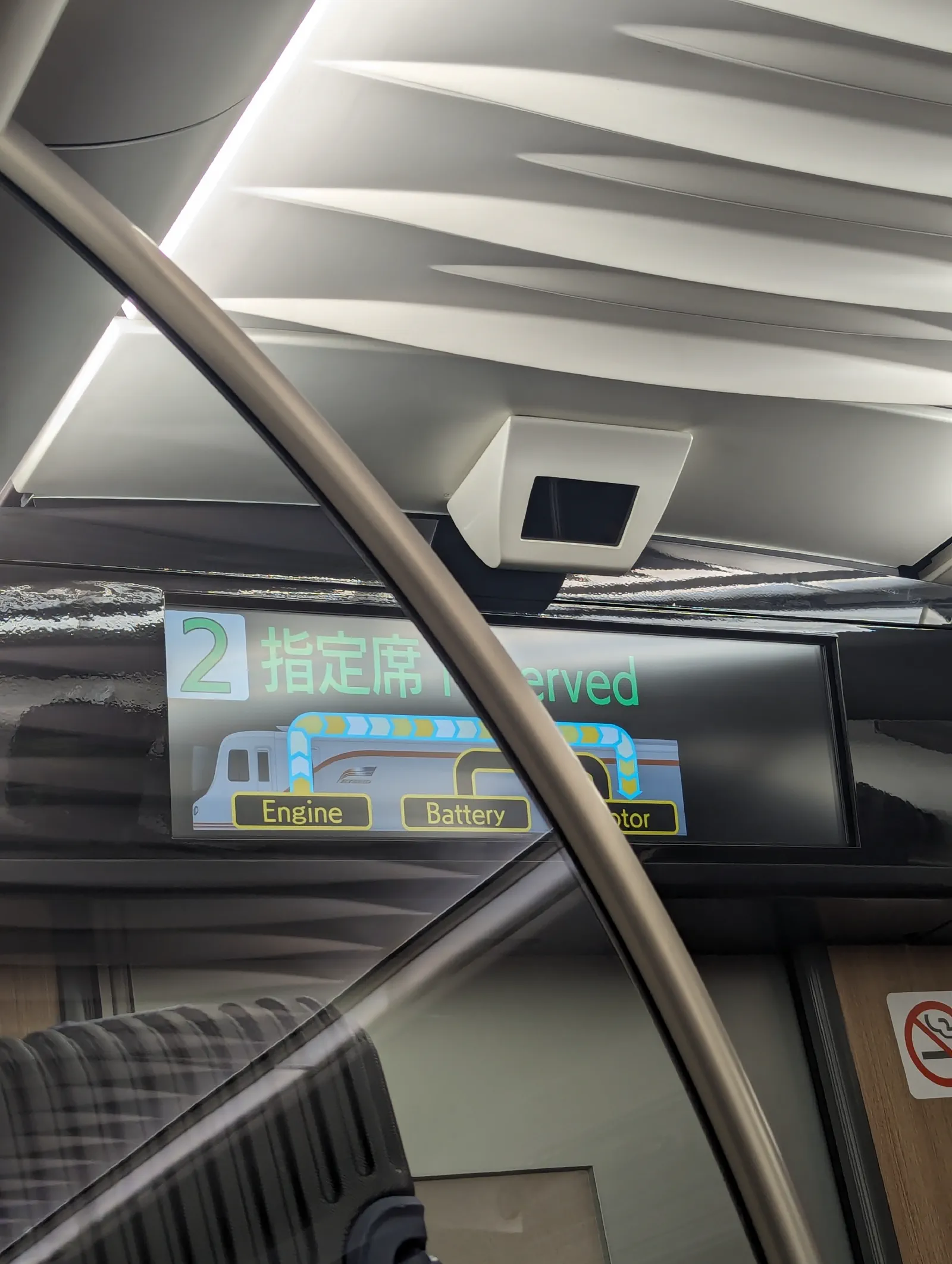 行經的高山本線是單線非電化,這台車是用柴油發電,一邊提供車行駛的電源,多的電拿來充電,之後可以輪流用。後來因為下山的車誤點又是單線必須等待交會,連帶讓這班車晚了二十幾分鐘到下呂