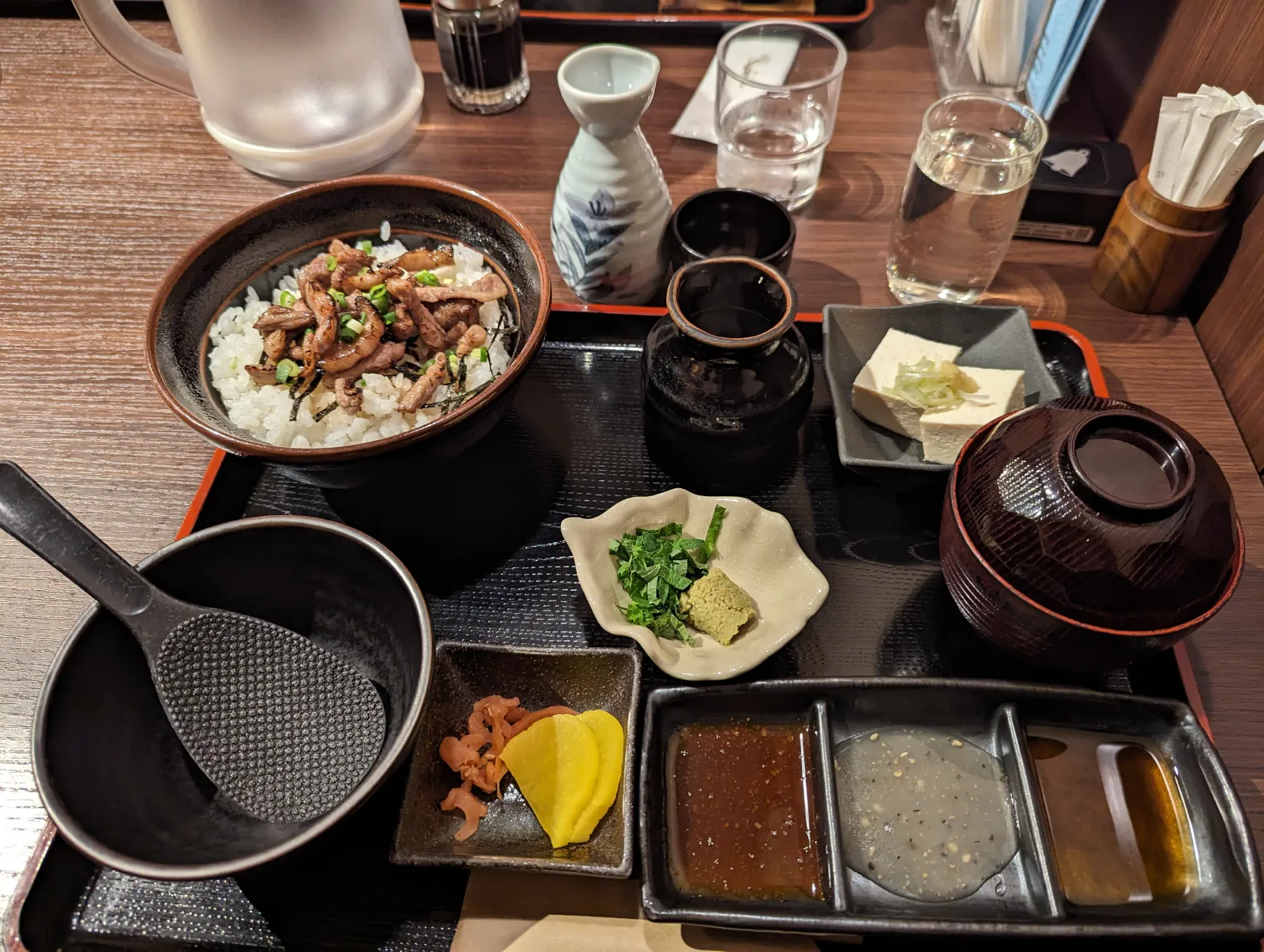 等了蠻久的飛驒牛定食,後來還一起點了烤肉來吃