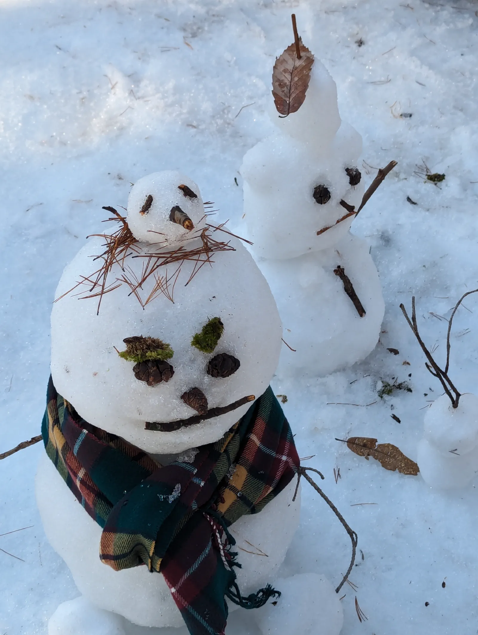 一行人在荻町城跡展望台乓邊的雪地堆雪人