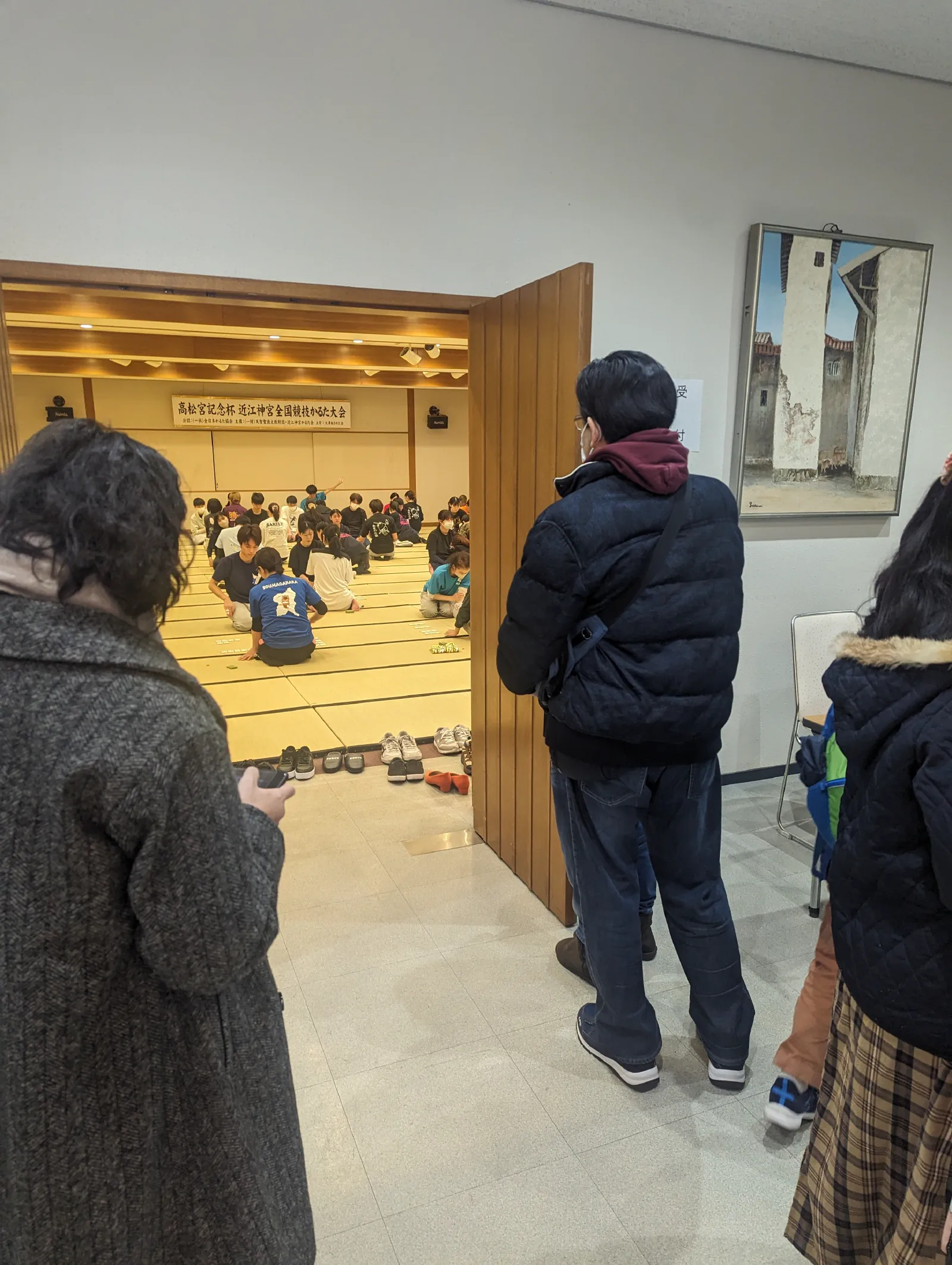 走到旁邊的勸學館發現裡面在比競技歌牌，後來一查才發現近江神宮在歌牌界相當出名