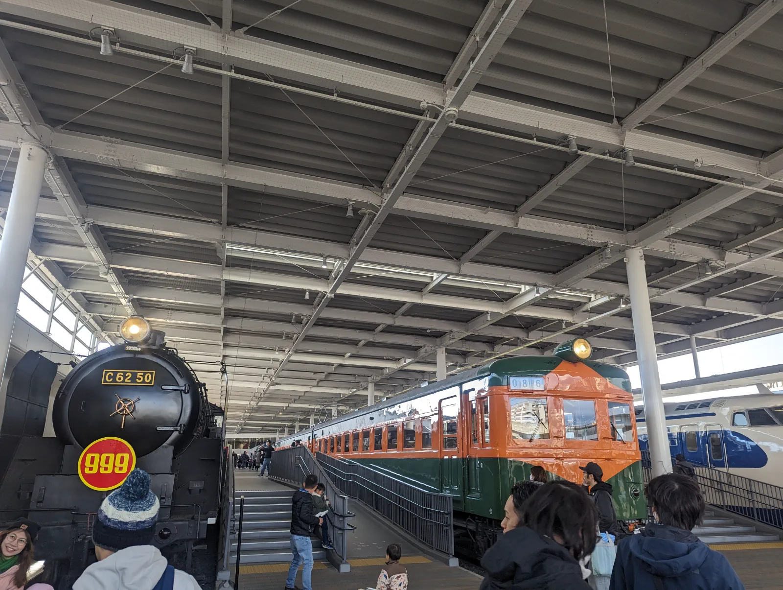 門口進來是室外展示區，有些可以進去看車廂內部或是駕駛室