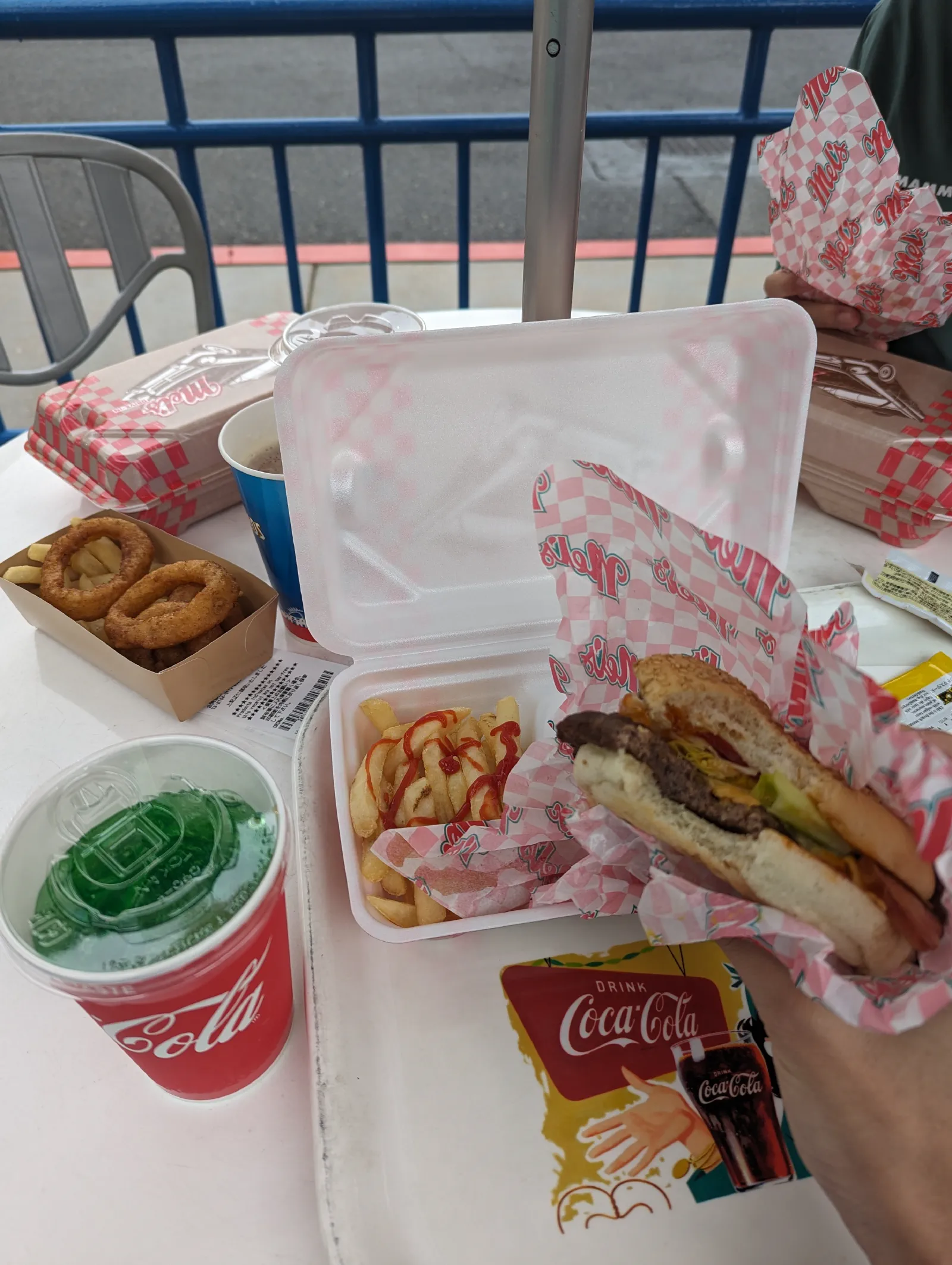 漢堡，點無酒精啤酒因為店員有誤會還被要求出示護照證明超過二十歲
