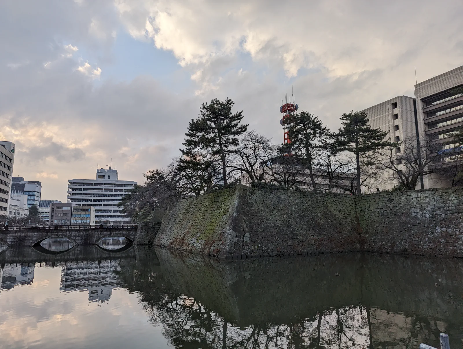 福井城跡，比較特別的是福井縣廳直接蓋在上面，某種程度上算是還原了它的用途(?
