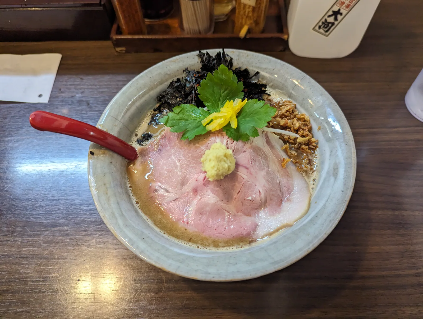點了一個貌似期間限定的蟹味噌拉麵，螃蟹很鮮，也沒有特別貴