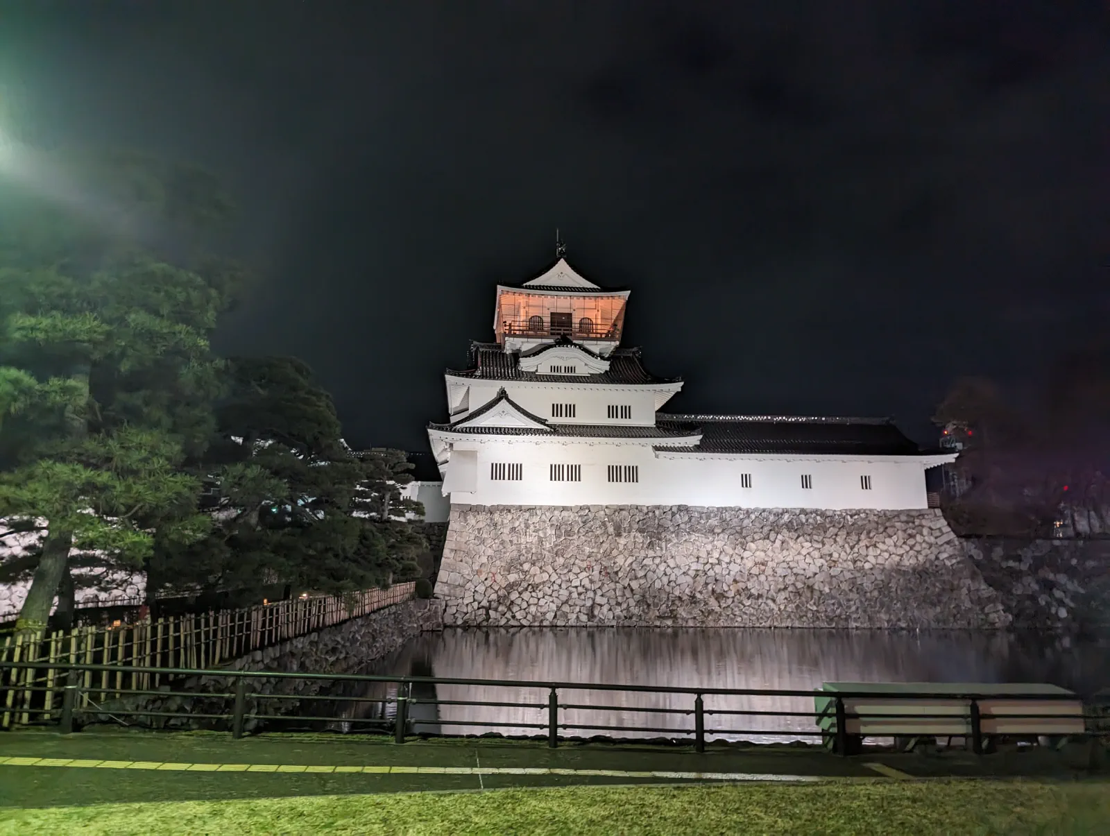 富山城，晚上有打燈。