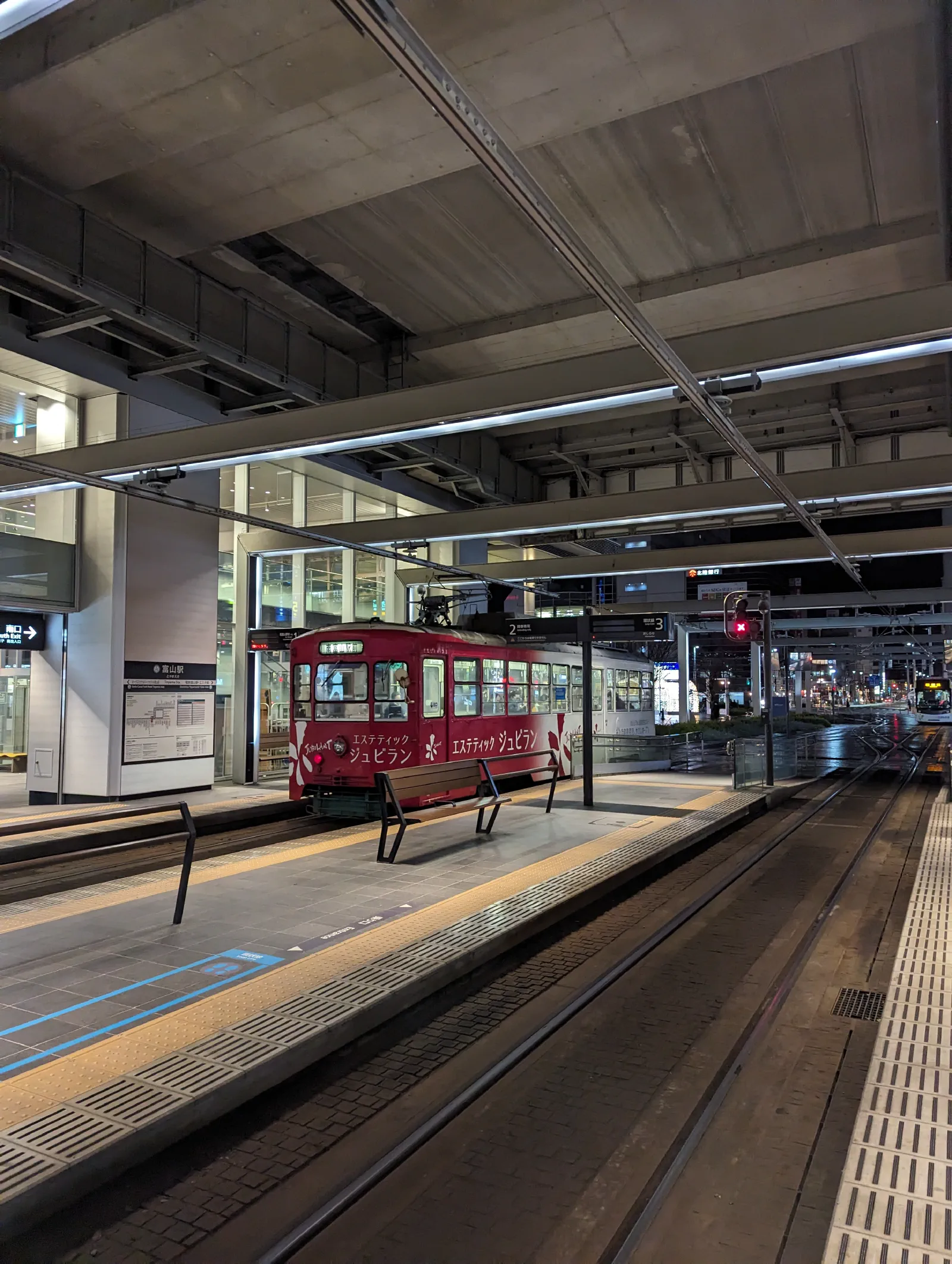 富山路面電車，在富山站旁邊有個整合得很好的車站，用不同停靠區區分方向，圖為舊式車款，只是我們搭到的都是新式的。