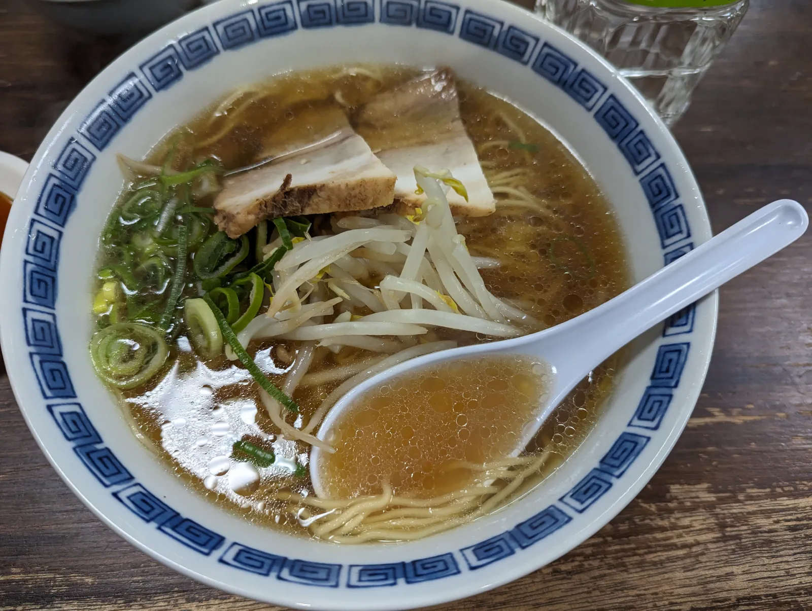 福岡的拉麵相當有名,到附近找的一家拉麵,其實挺普通的,但也不貴。比較特別的是這間店的餃子號稱是來自台灣的王先生指導,是小餃子,比較不像常見的那種