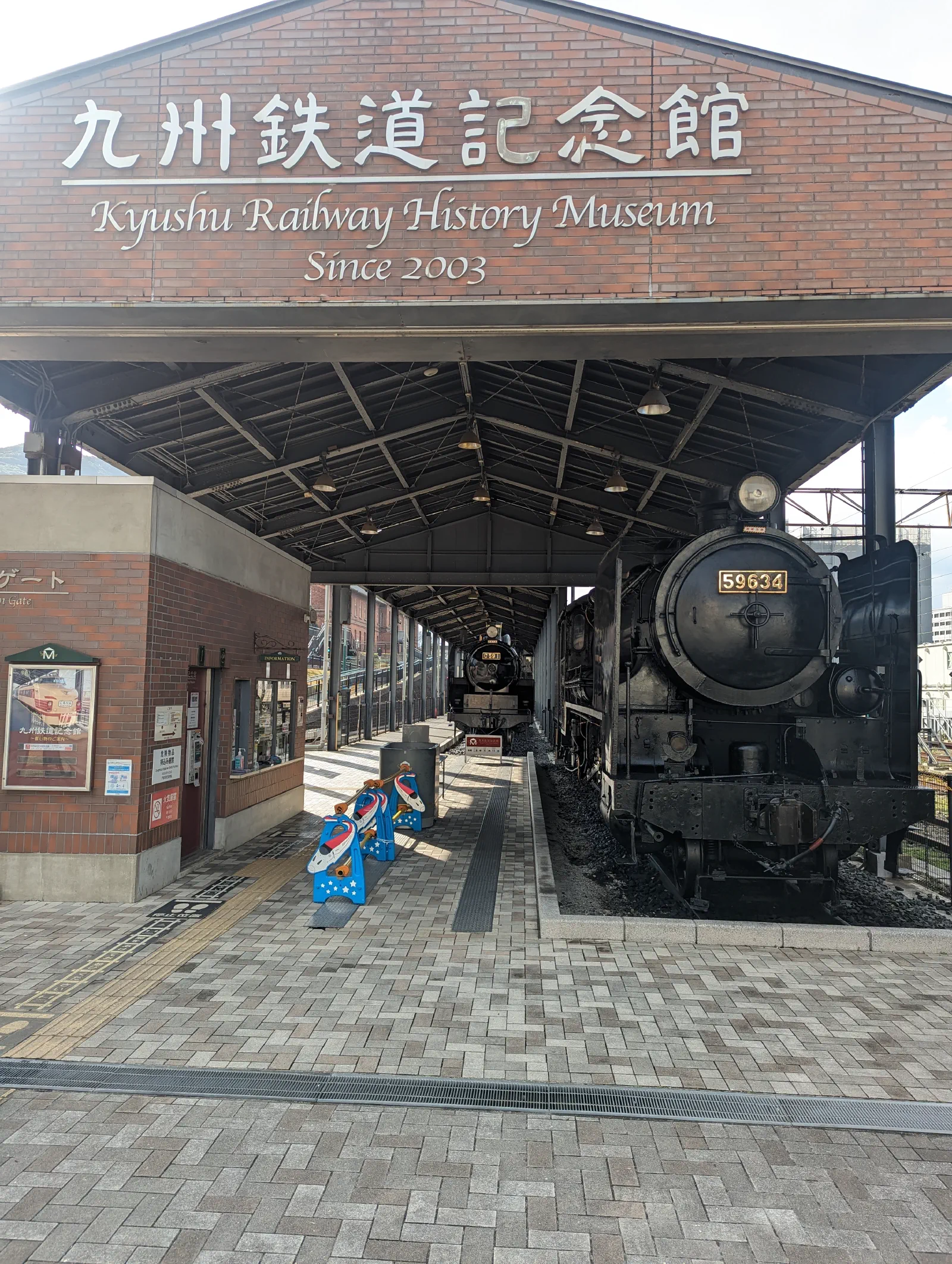 門口,旁邊一樣是車輛展示場