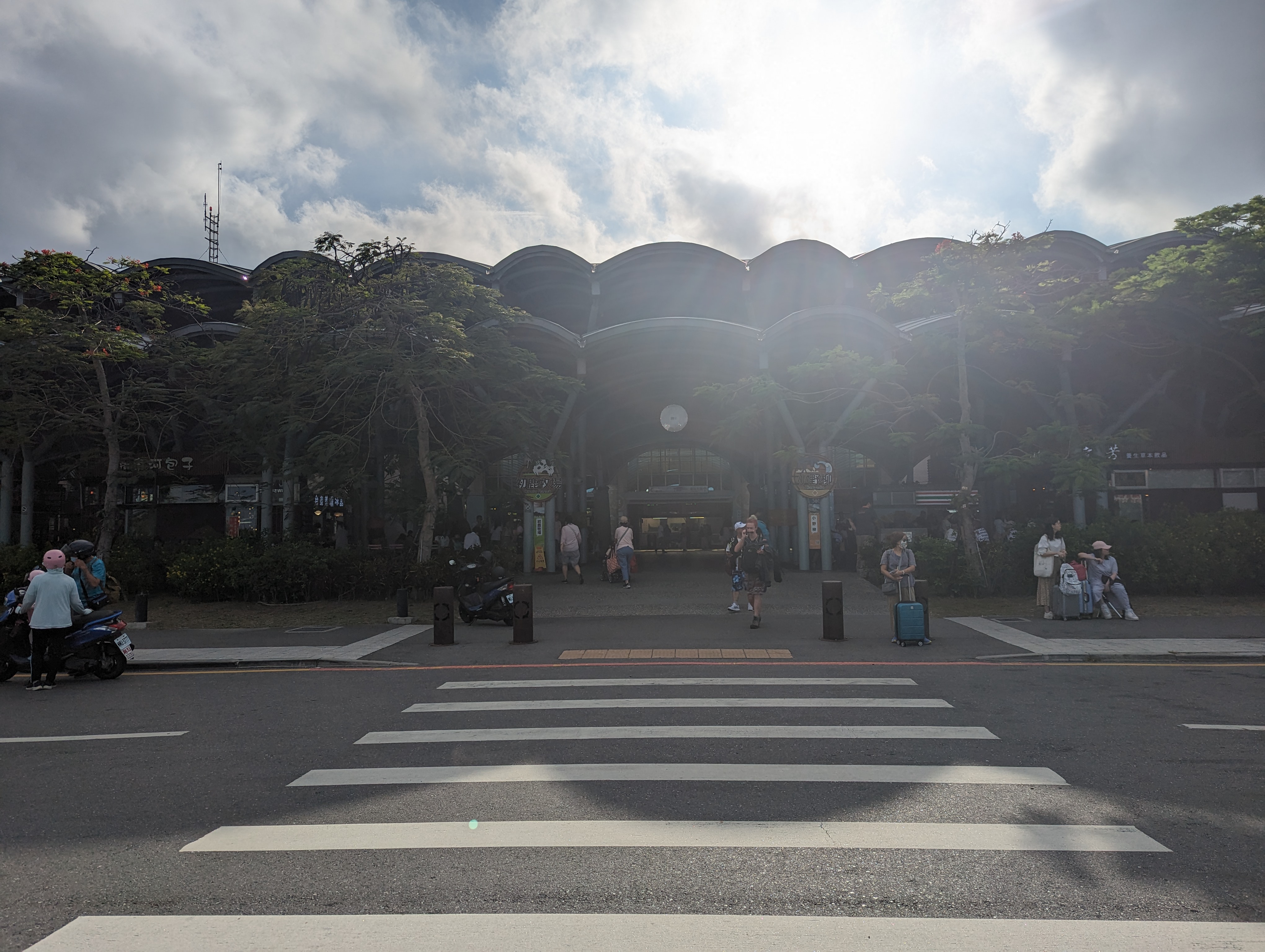 逆光的臺東車站