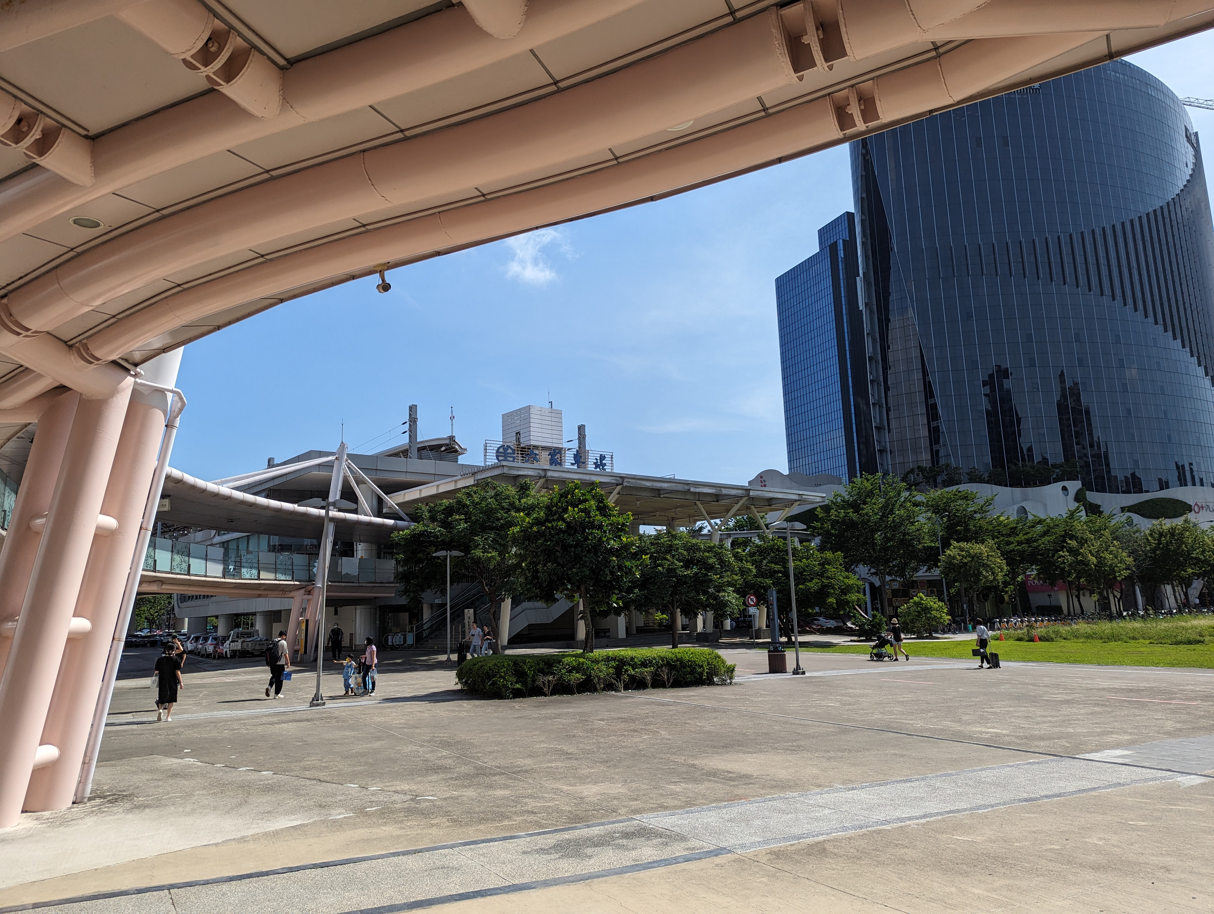 台鐵六家站與高鐵新竹站的轉乘天橋