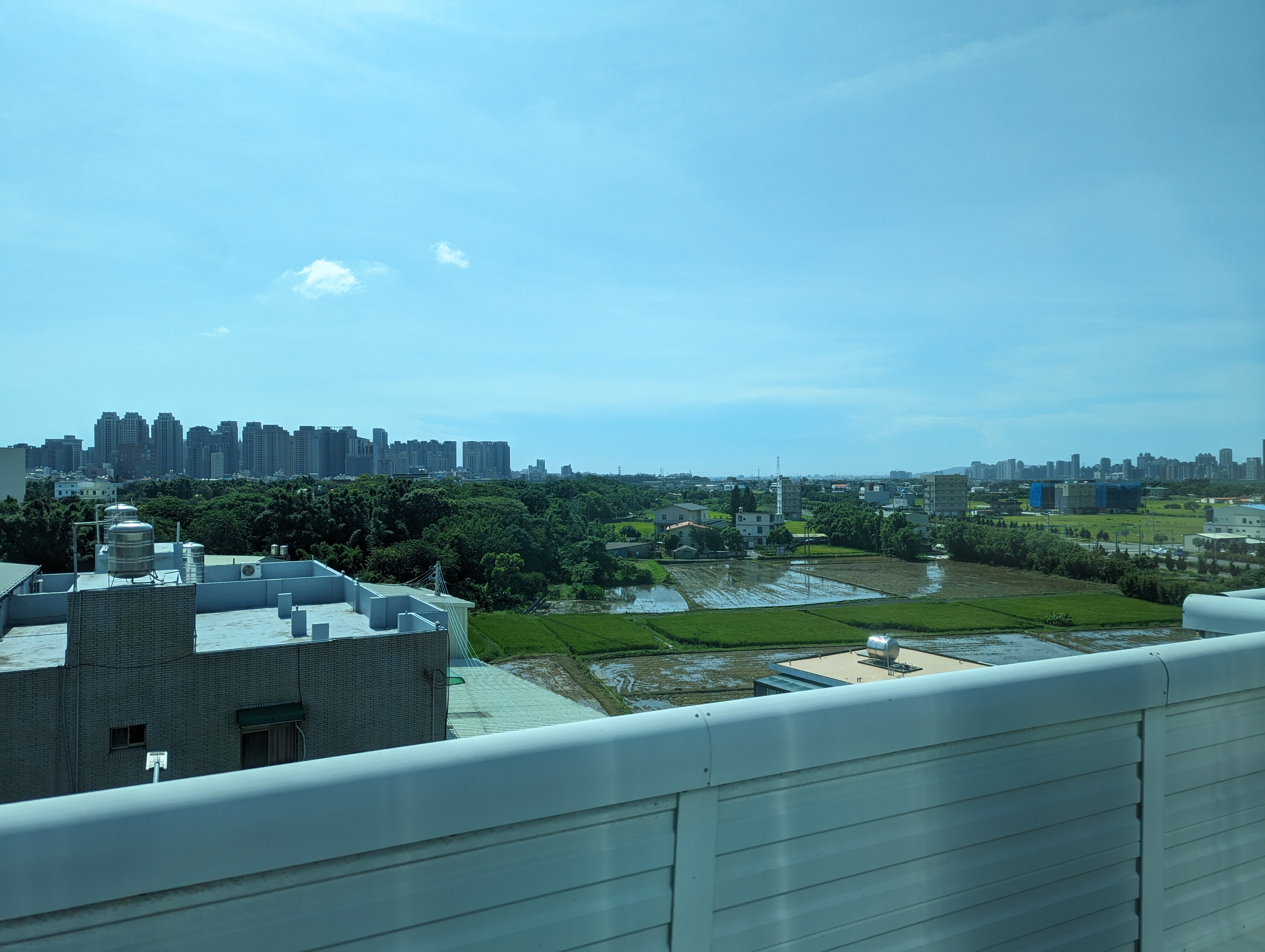 竹中-六家間，左為新竹市東區科學園區附近的住宅，右為新竹縣竹北市的住宅，中間這塊屬於新竹市東區跟新竹縣竹東鎮的…田???