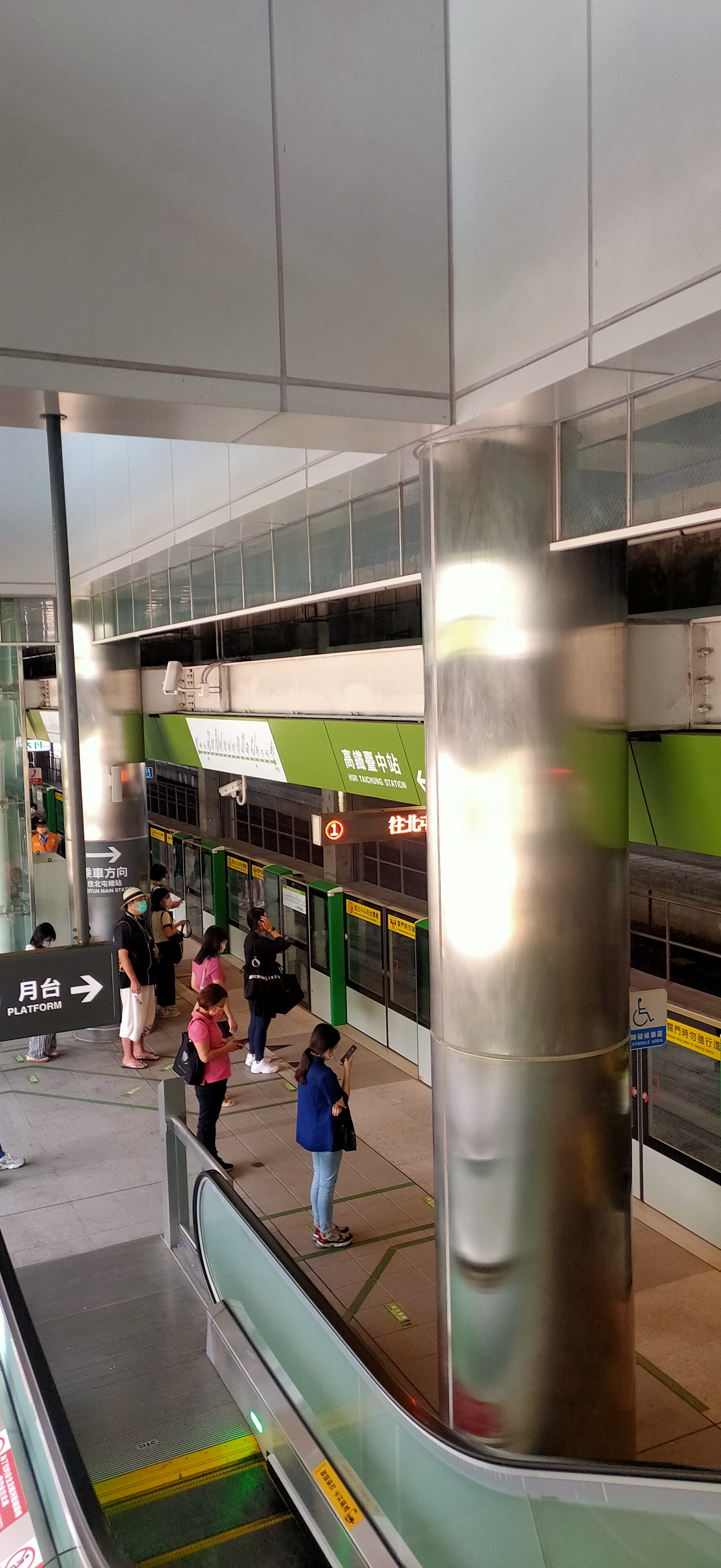 臺中捷運高鐵台中站,是目前全線唯一的島式月台跟唯二的平面車站,發車方式是像文湖線,清車之後開到車站後端再折返