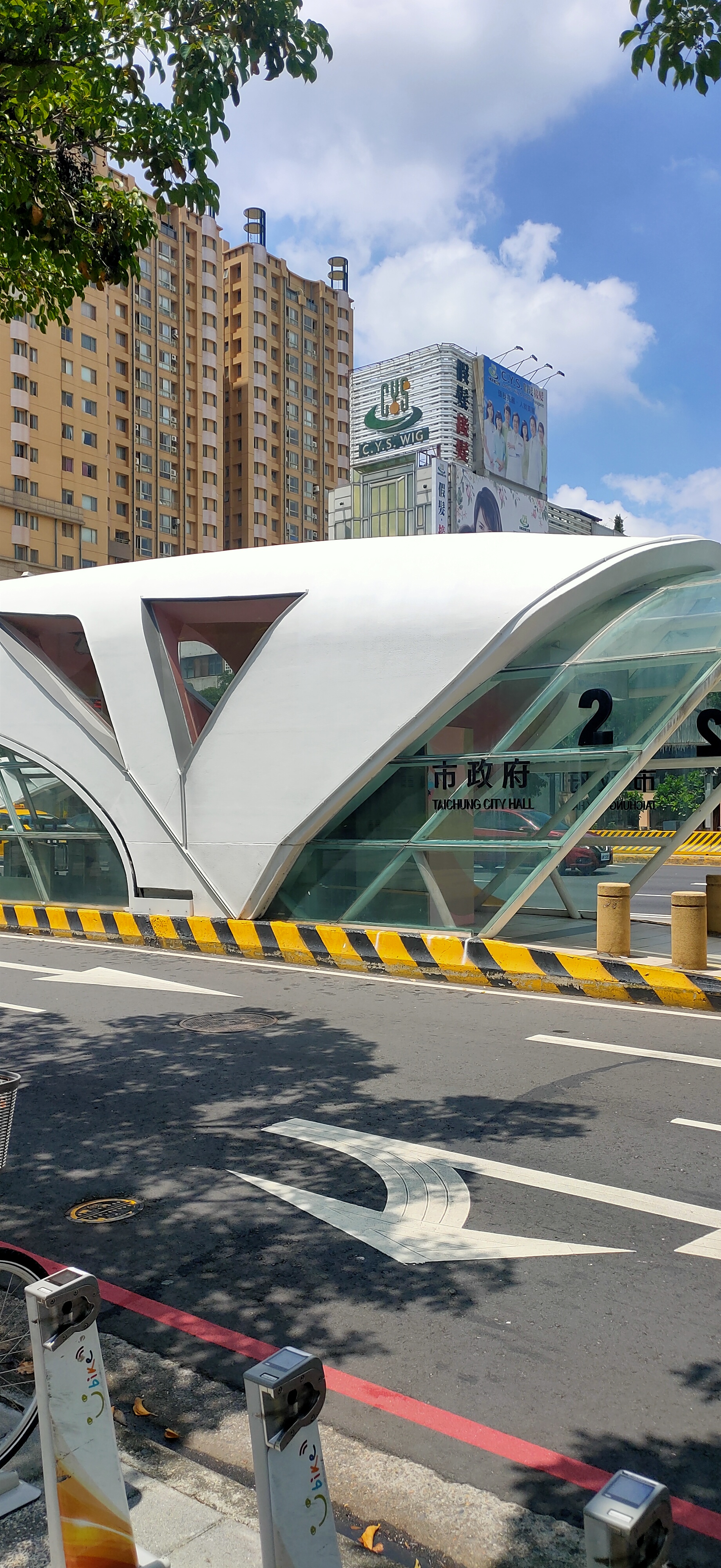 BRT改的公車站,當時為了在選前弄好政績沒有完善設施,新市府上任不想接手就廢除,把BRT這種形式的大眾運輸搞得很臭,其實好好經營的話很多縣市就不會想花錢蓋捷運了