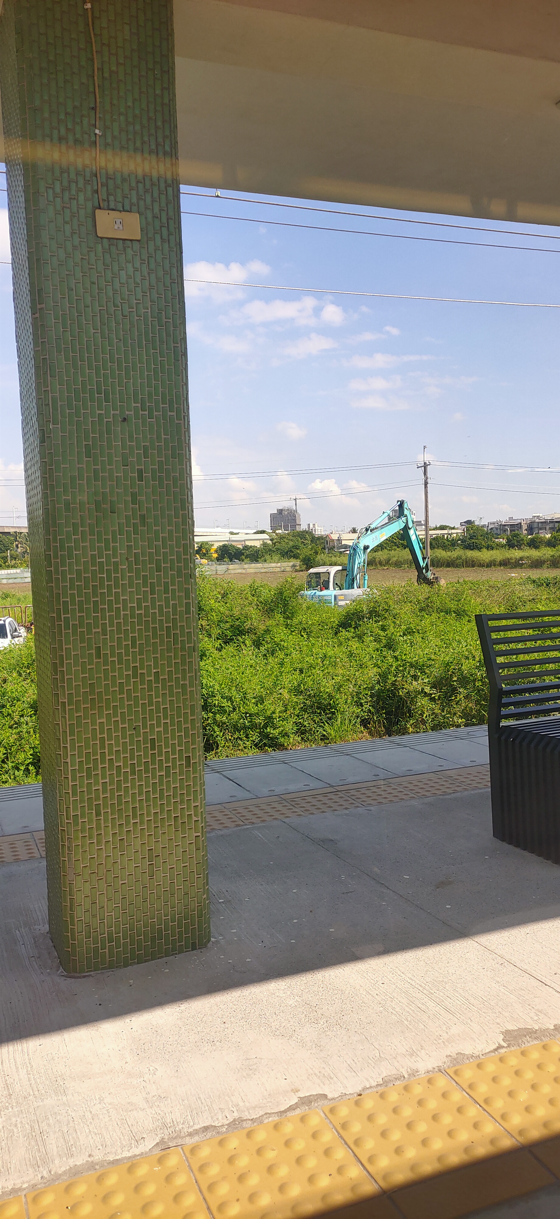 新市站,在這待避莒光號