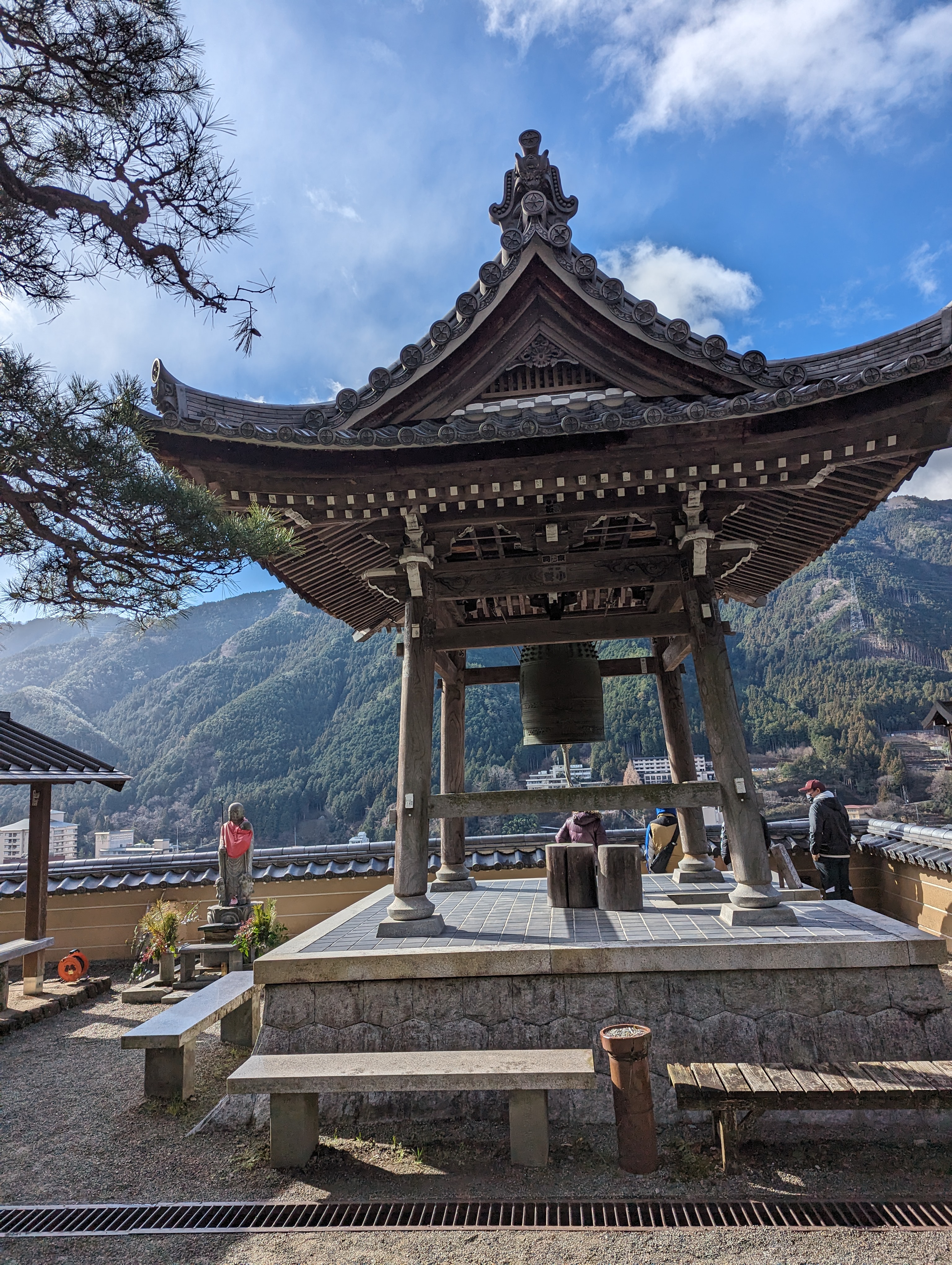 溫泉寺,爬上階梯的時候正好有當地的棒球隊在做體能練習,他們就在樓梯上反覆做不同的動作,看起來相當累