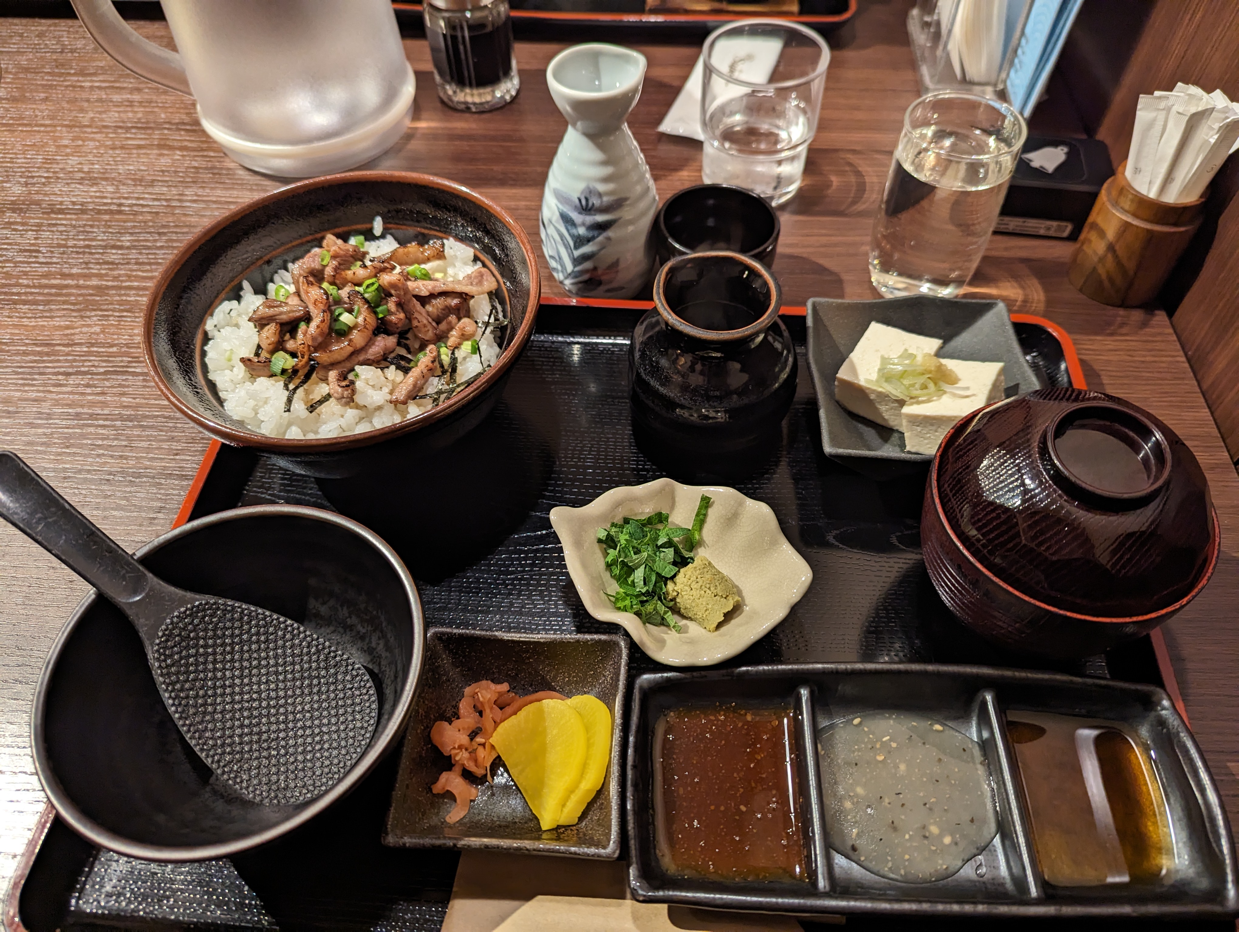 等了蠻久的飛驒牛定食,後來還一起點了烤肉來吃