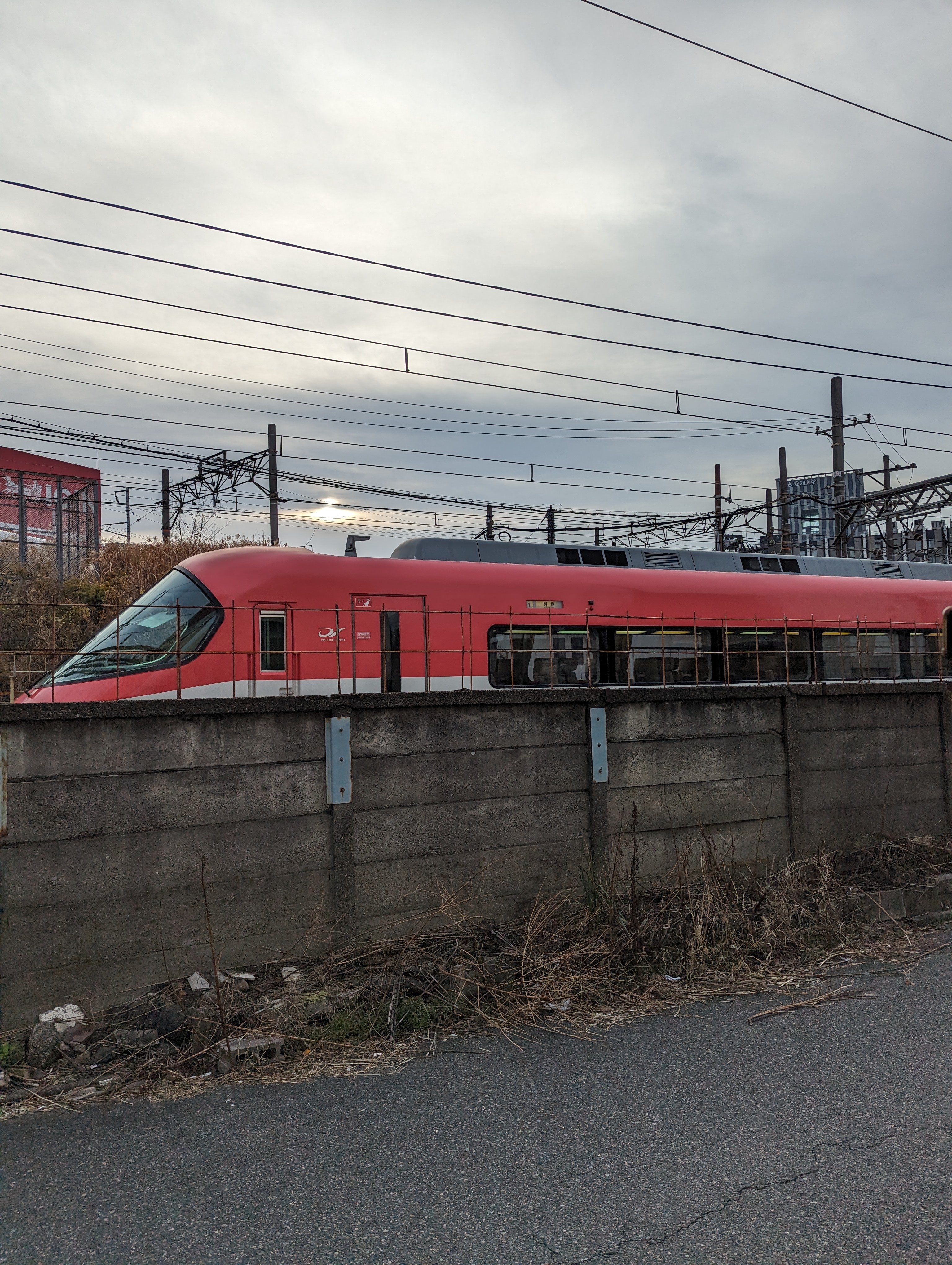近鐵往返大阪難波與近鐵名古屋的火鳥號列車,早上停在站外