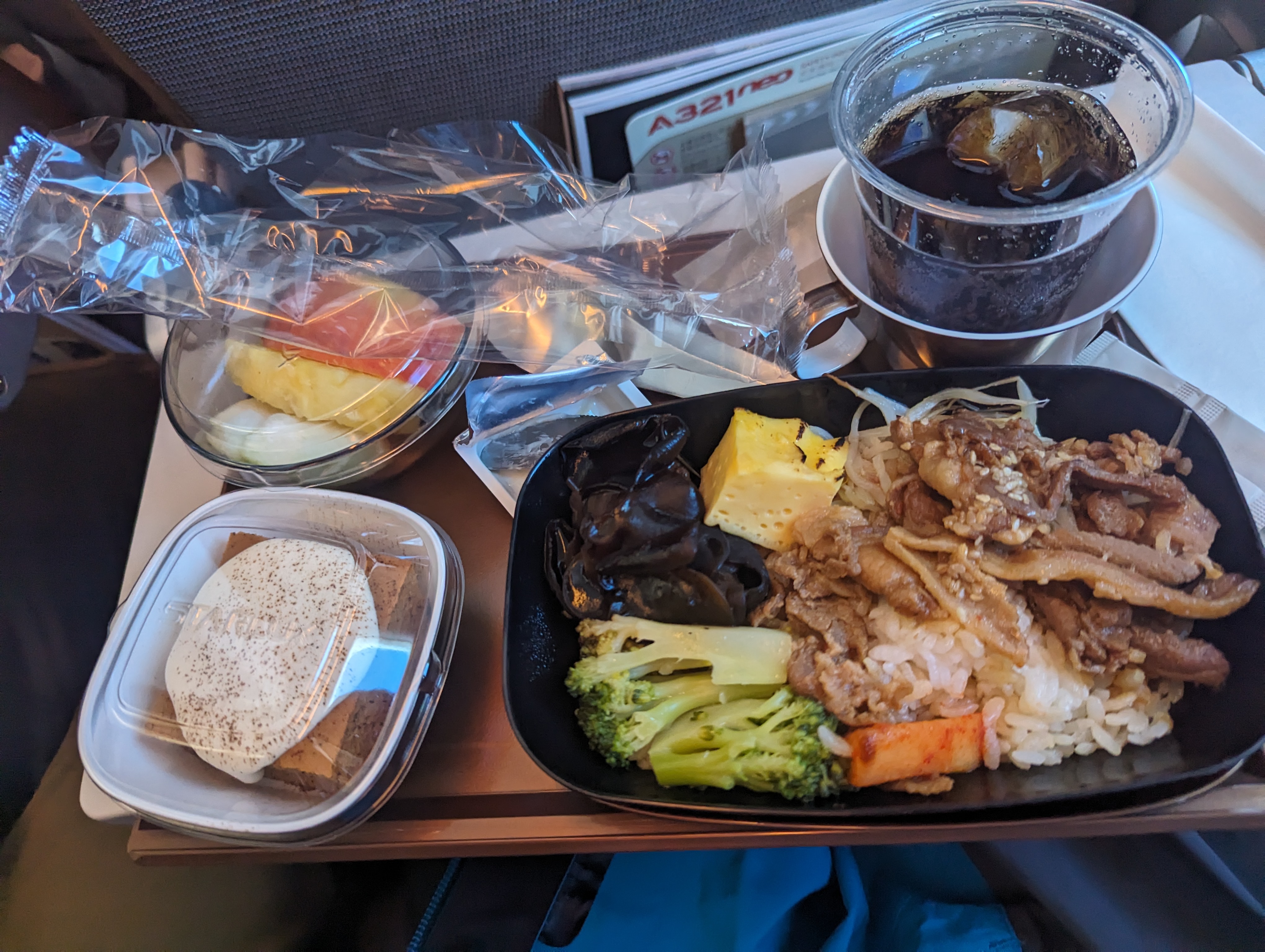 拍這張照片時麵包已經被我吃掉了,蛋糕還不錯,肉好吃但是份量偏少而且為什麼要放木耳==