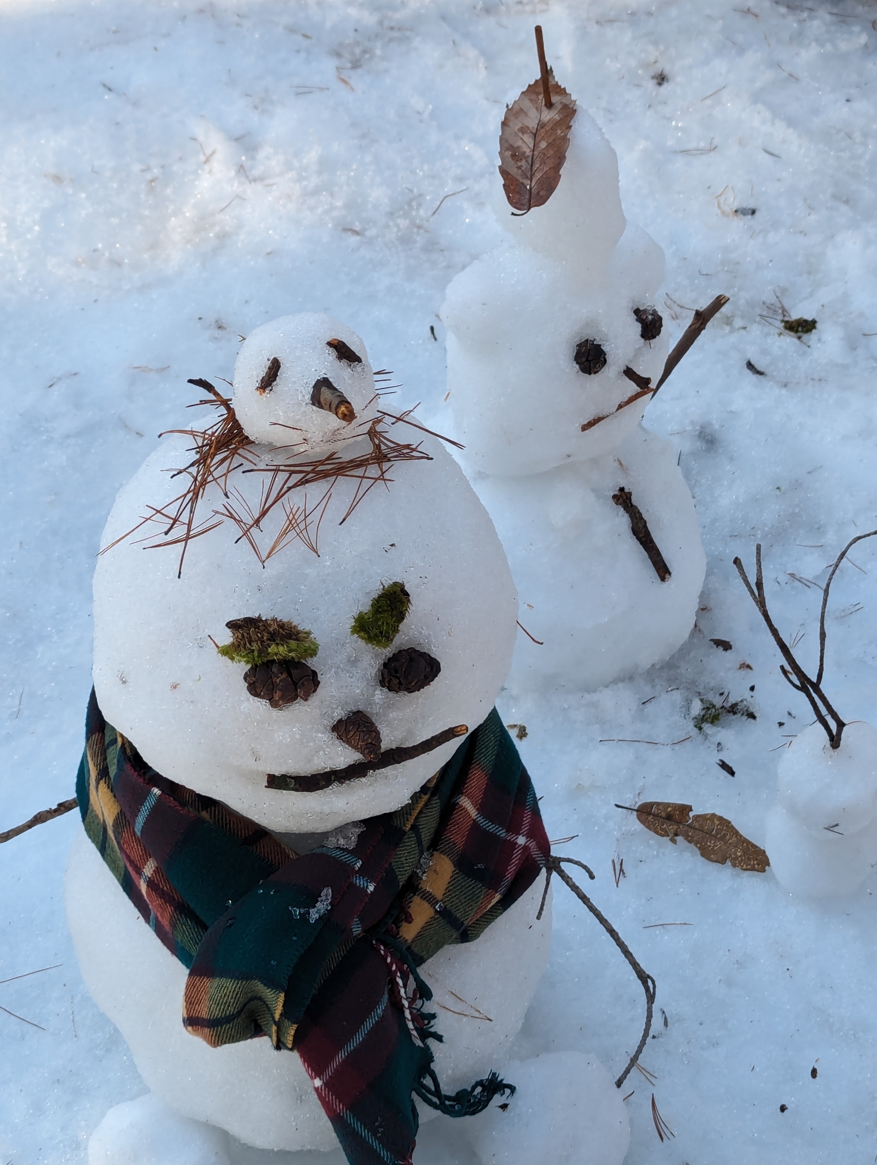 一行人在荻町城跡展望台乓邊的雪地堆雪人