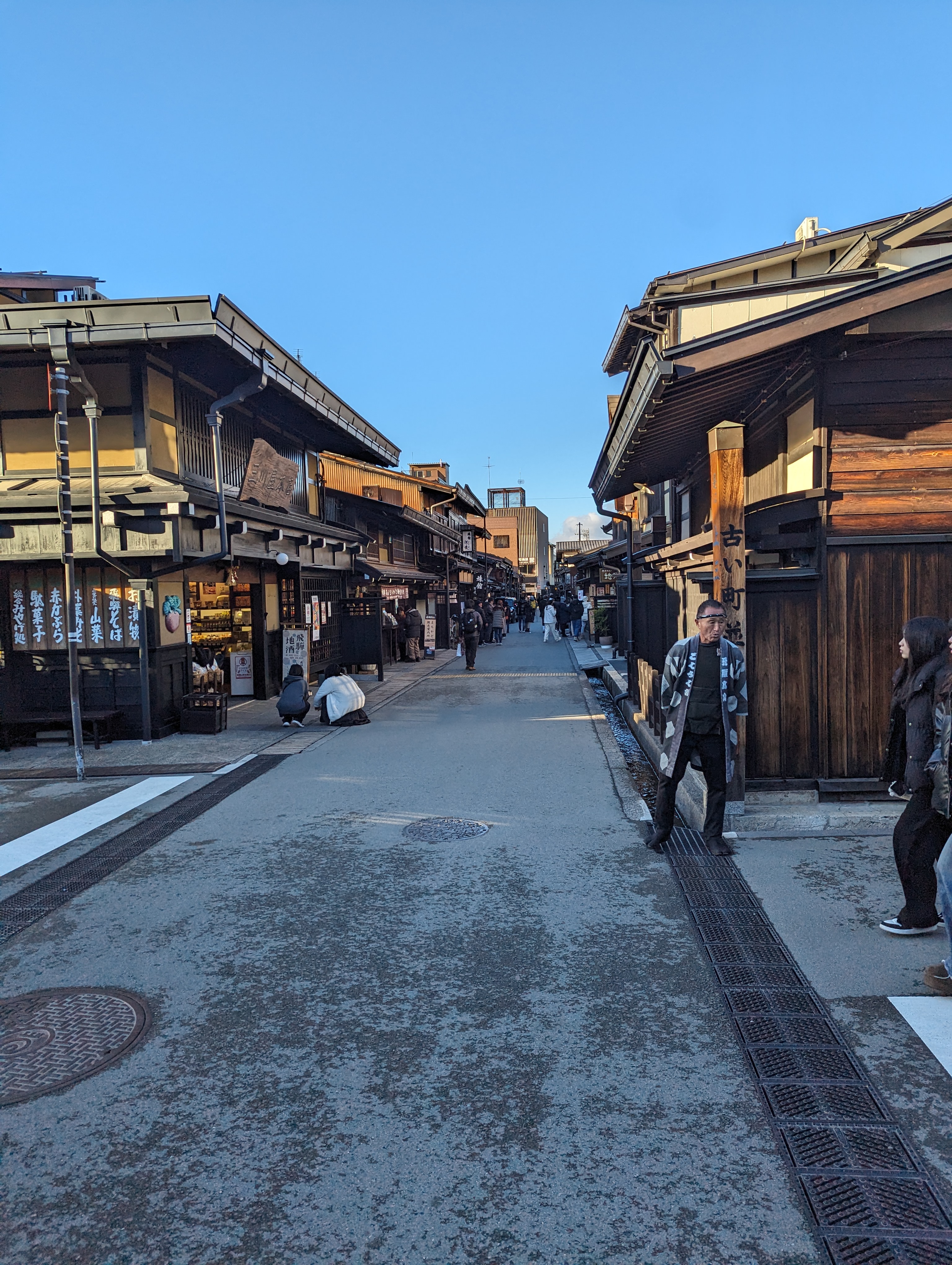 高山古い町並み街景,相當有復古風,同行不少人在這邊買飛驒牛壽司和肉串,不過我是在高山的另一個地方買的