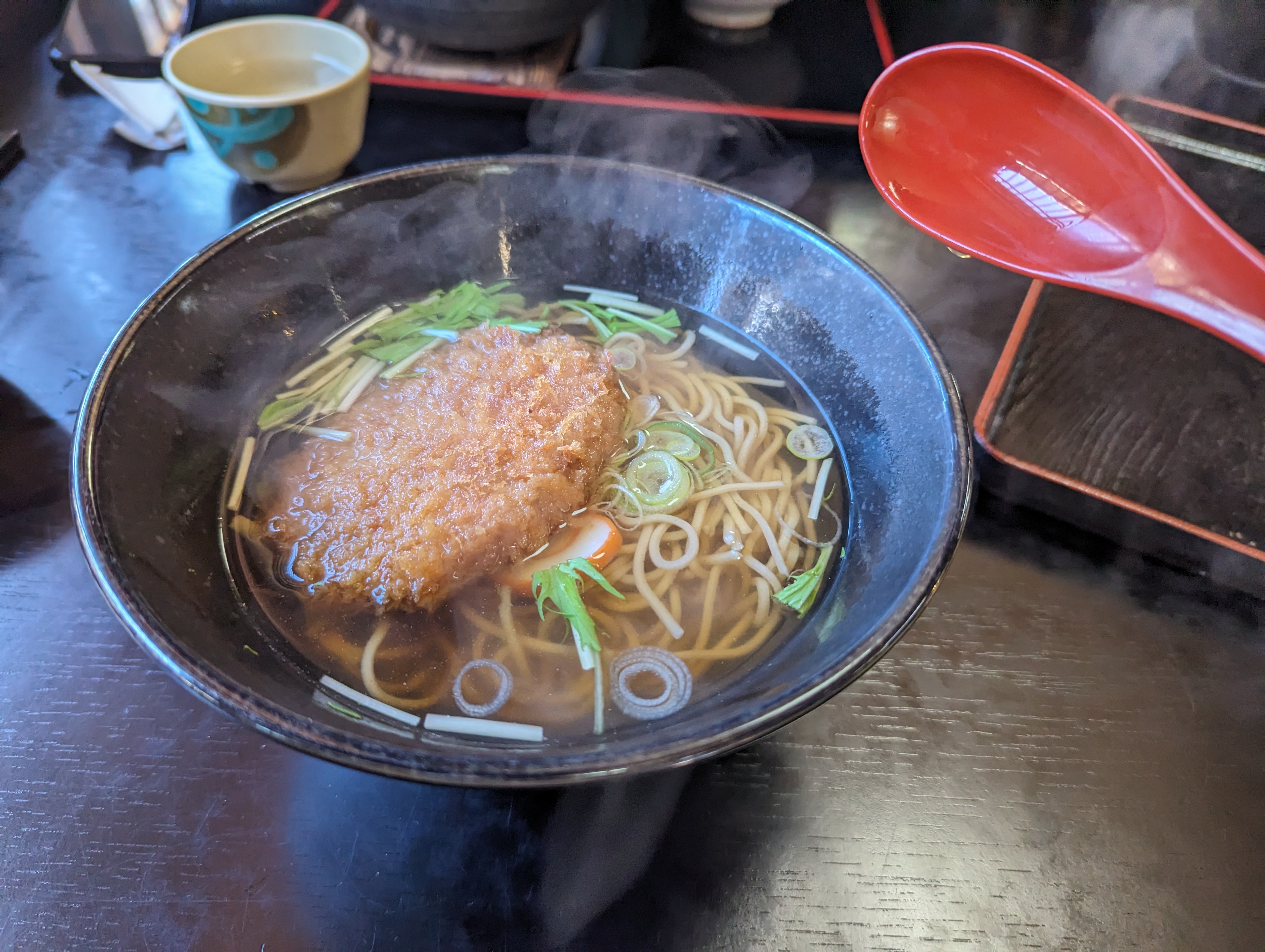 旁邊一家店賣的肉餅烏龍麵,但後來肉餅直接散開在湯裡面,不過這碗1200日圓好像也不能奢求太多