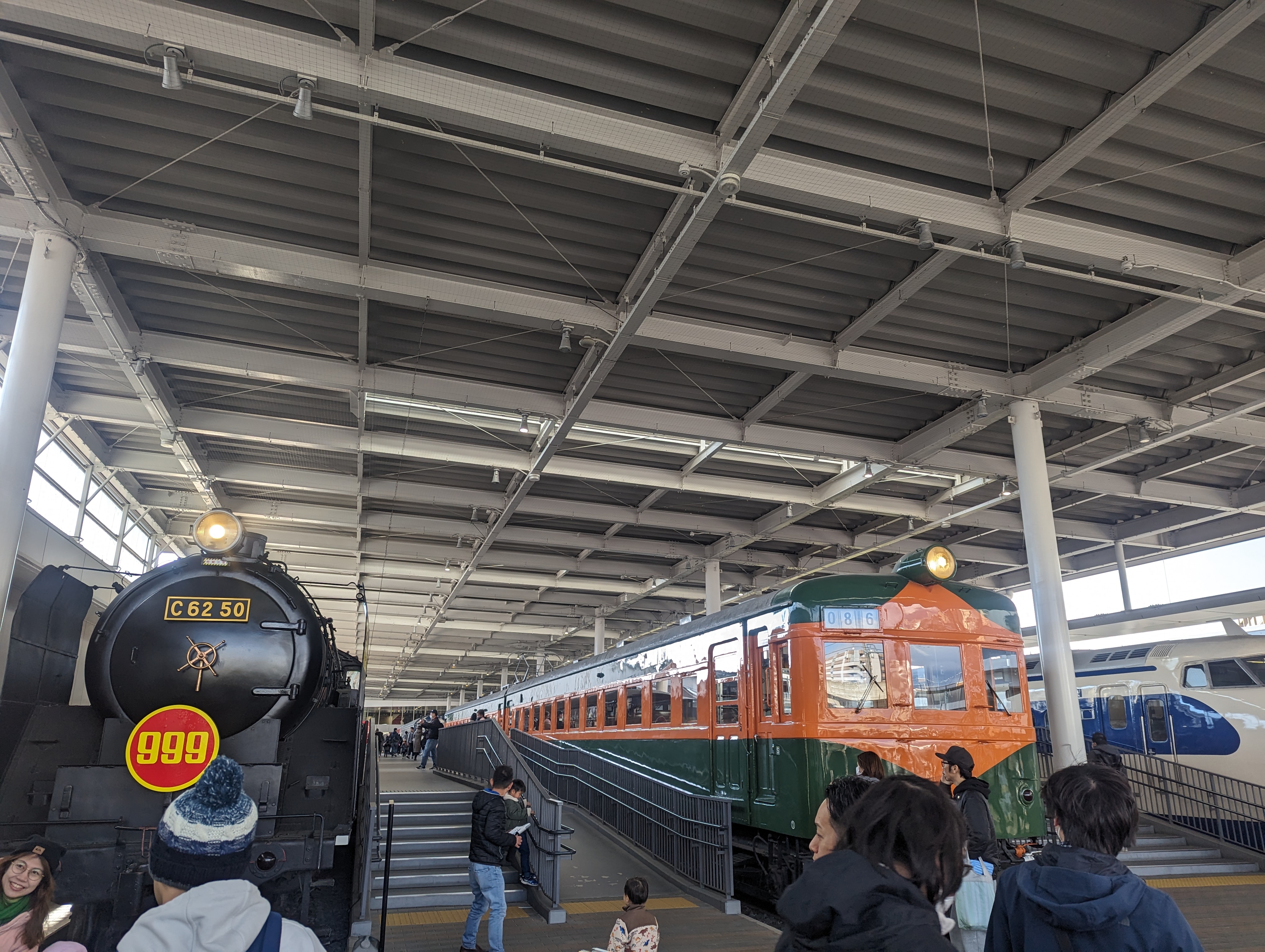門口進來是室外展示區,有些可以進去看車廂內部或是駕駛室