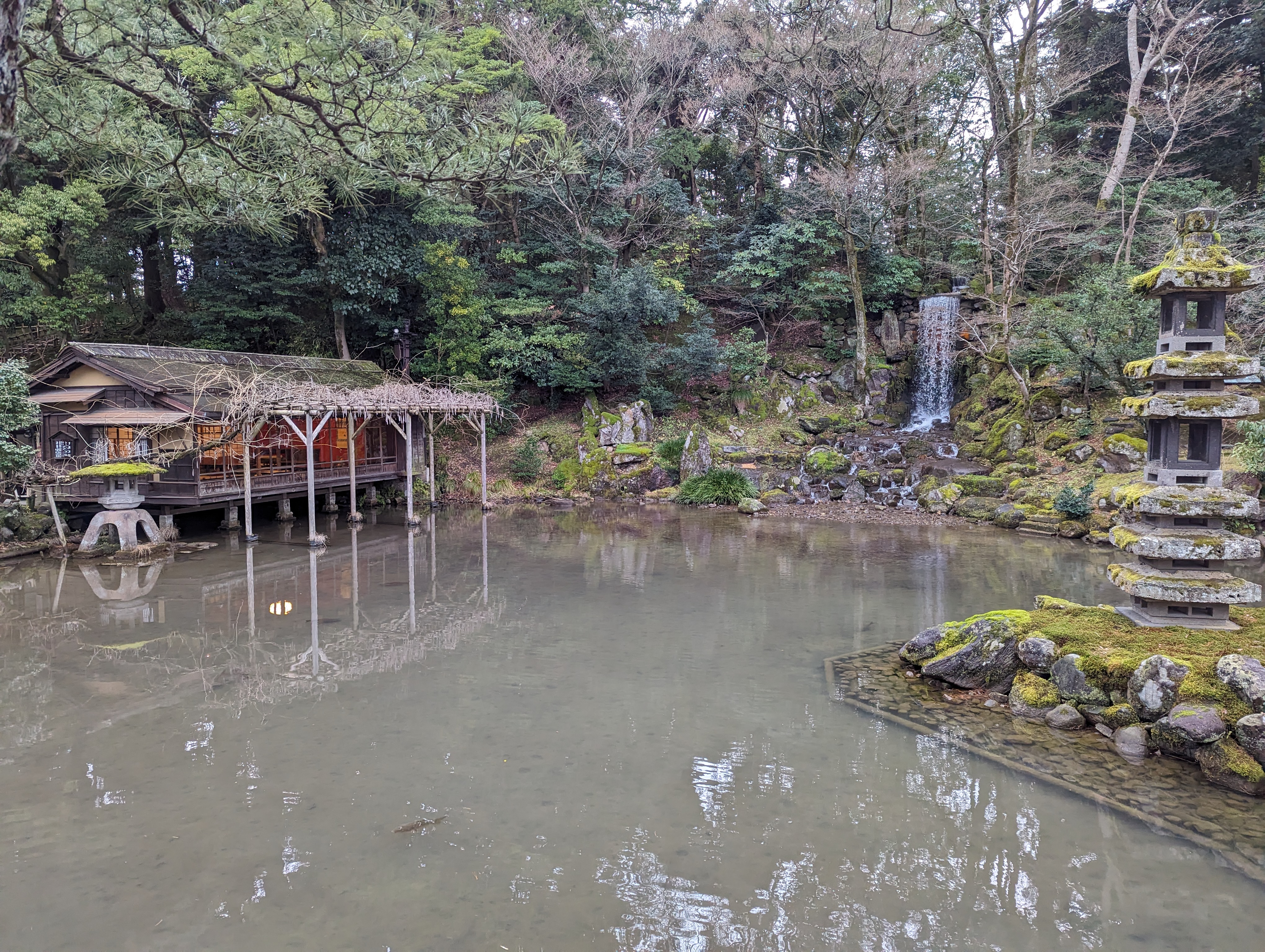 兼六園瓢池及海石塔
