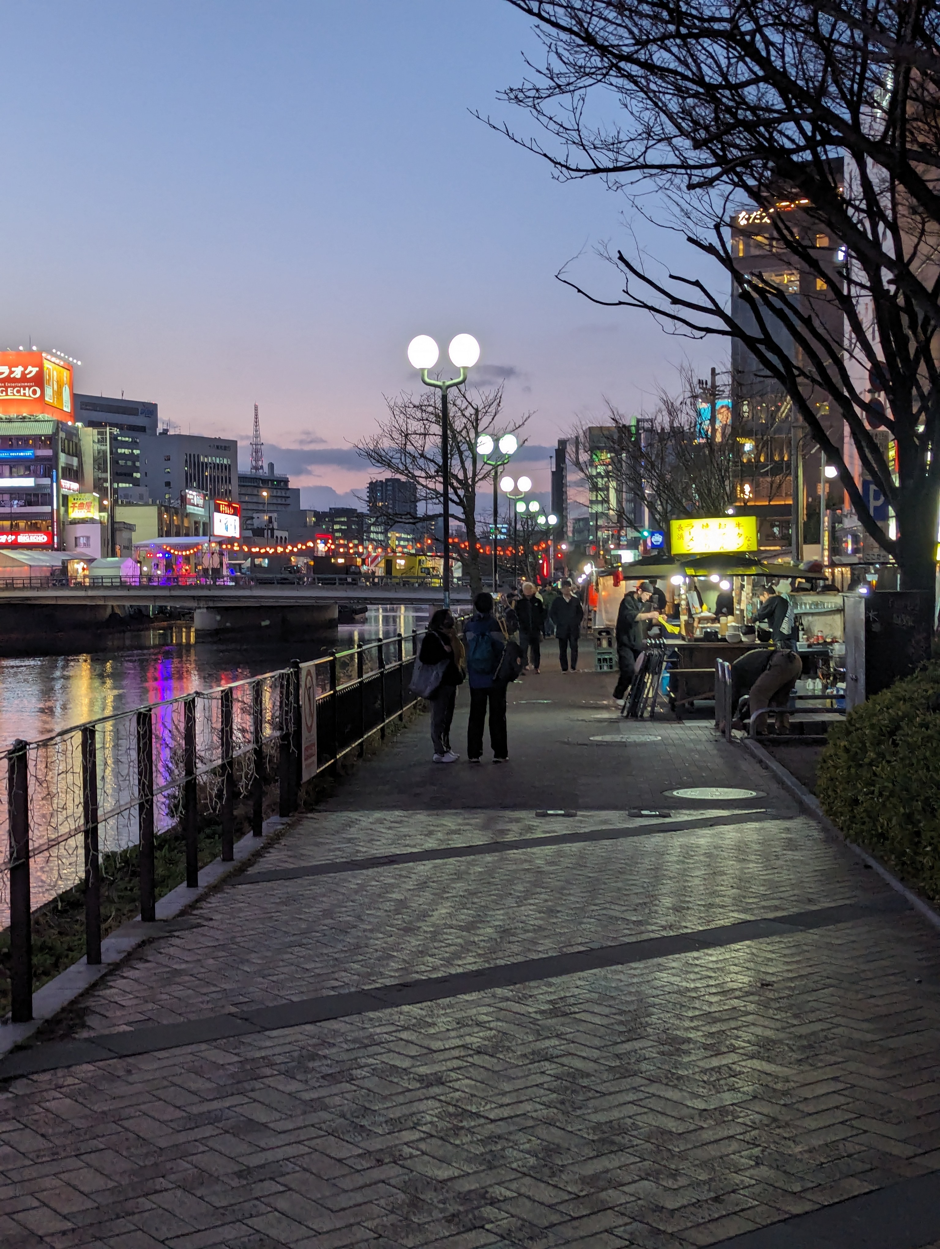 中洲屋台,有點像台灣的夜市,原本要在這吃晚餐但實在是太冷了