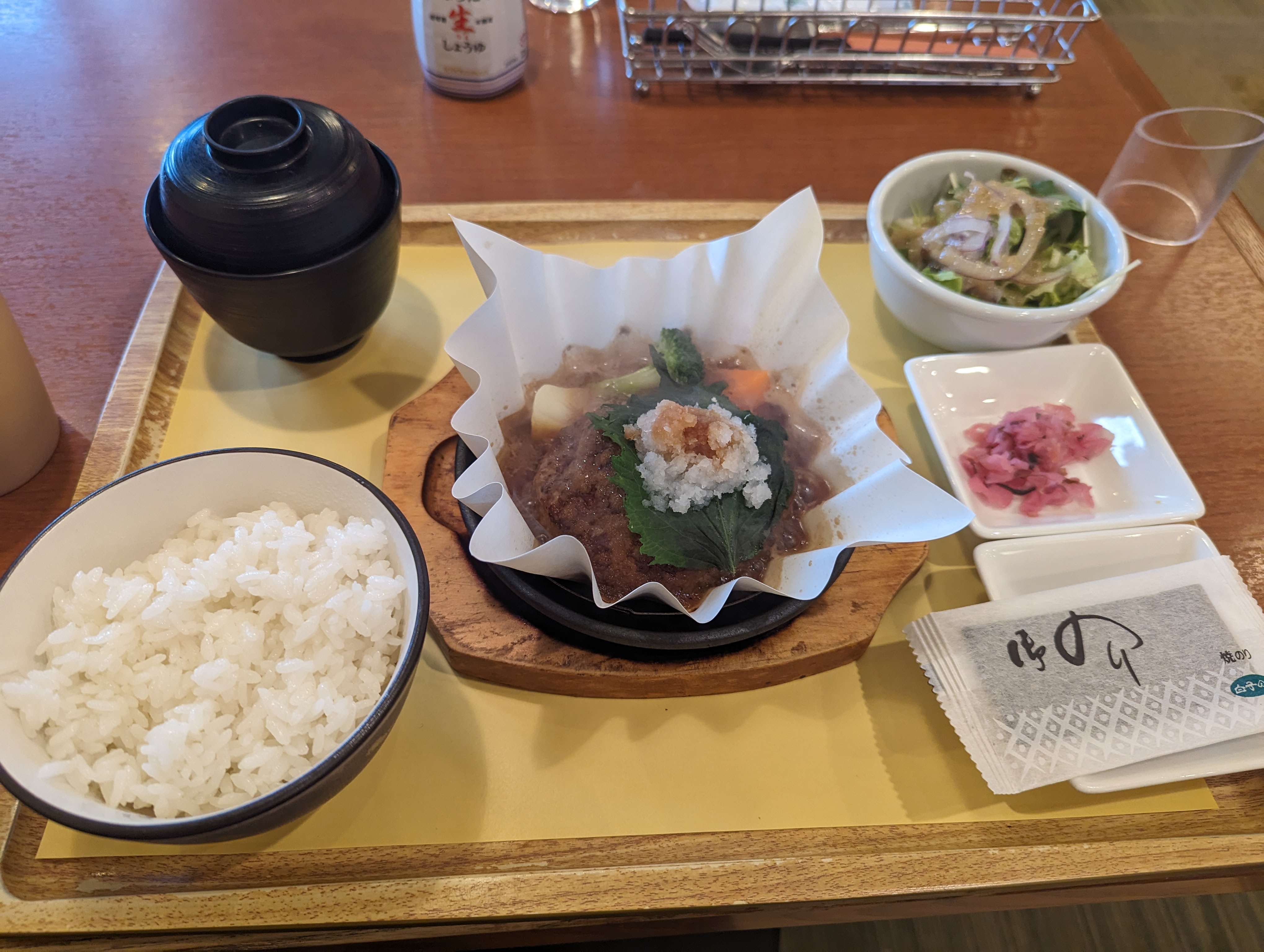 漢堡排,日本的樂雅樂飲料機一台可以倒快二十種飲料相當厲害